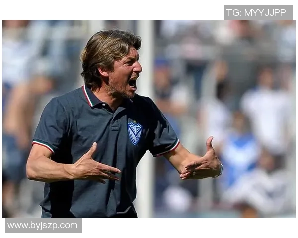 足球明星佩戴耳环彰显个性时尚风采引领潮流趋势