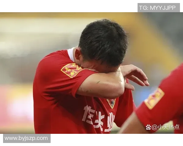 足球球星与唯美背景交相辉映展现运动魅力与自然之美