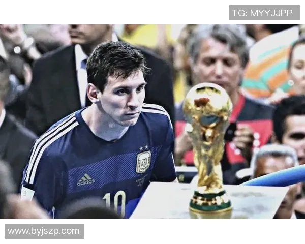 足球界六号球星的传奇之路与荣耀背后故事解析 足球界六号球星的传奇之路与荣耀背后故事解析